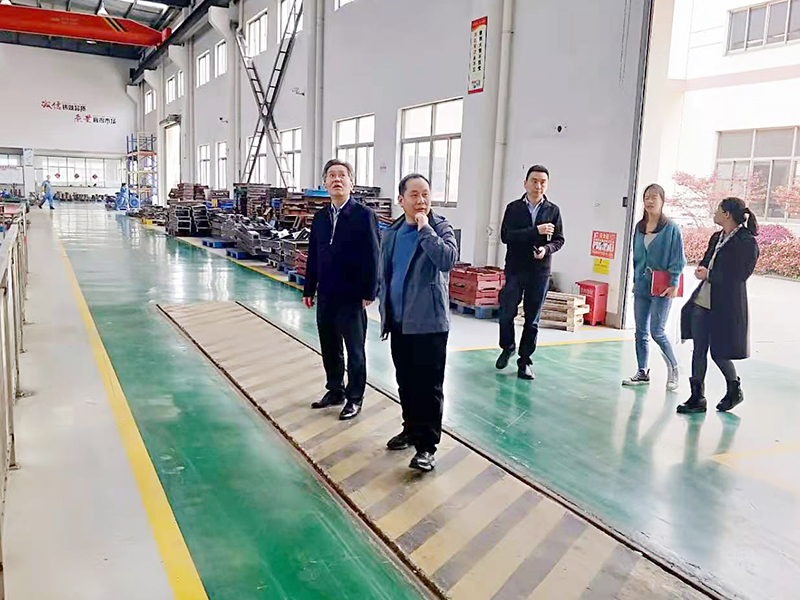陳鎮長一行來到了建安泵業裝配區